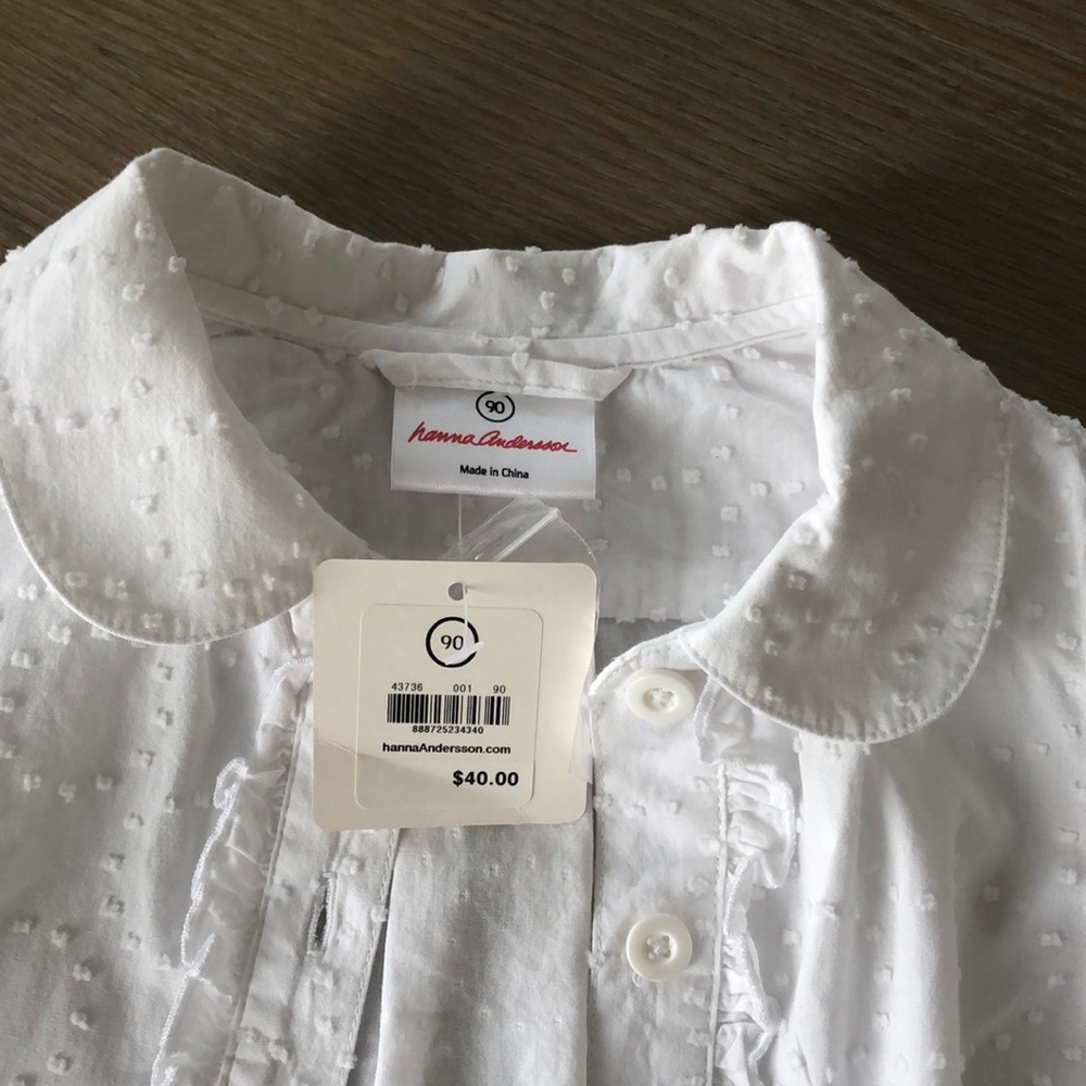 Hanna. White collar shirt, 3T